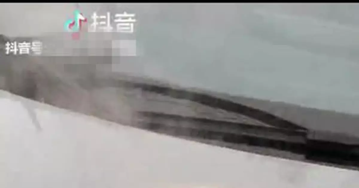 成都街頭現可煮火鍋的引擎蓋？交警部門發提醒