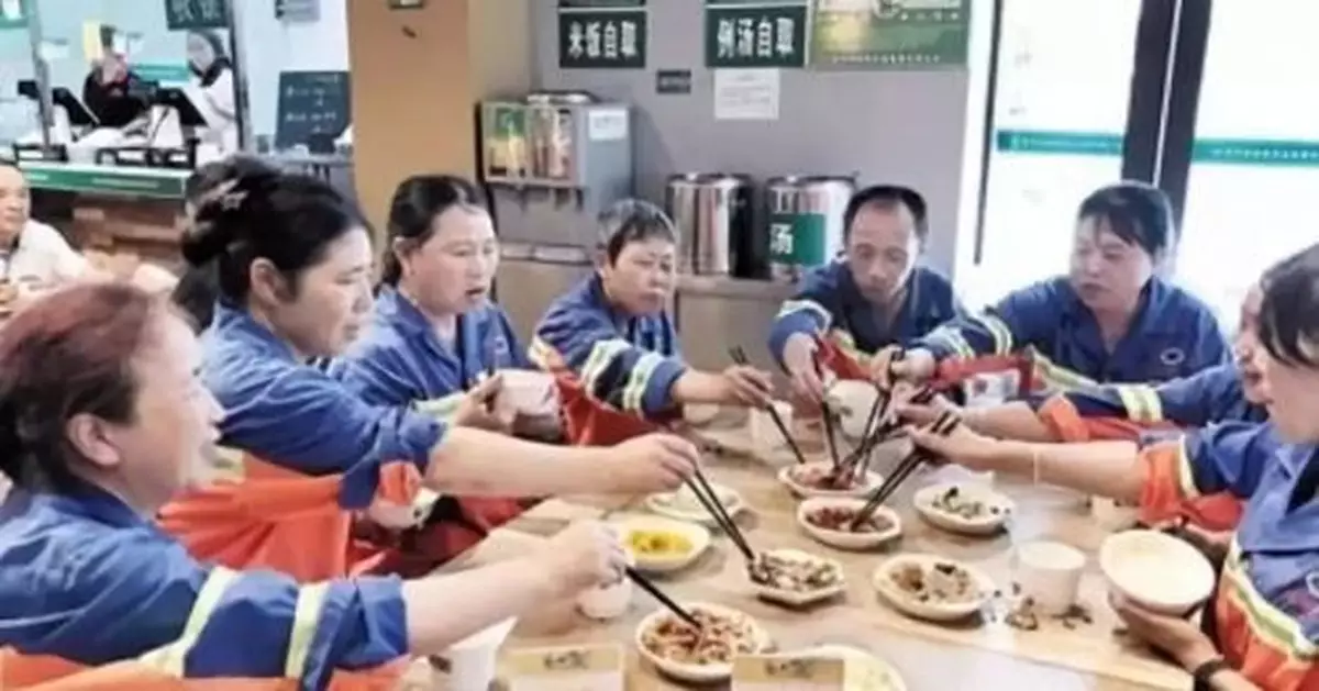 飯店老闆請環衛工吃免費午餐結果又收費 真相卻很暖