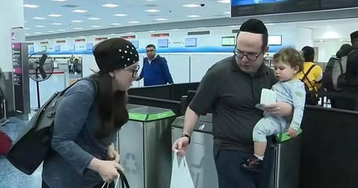 一家三口被趕下飛機 因乘客抱怨他們身上有「體味」