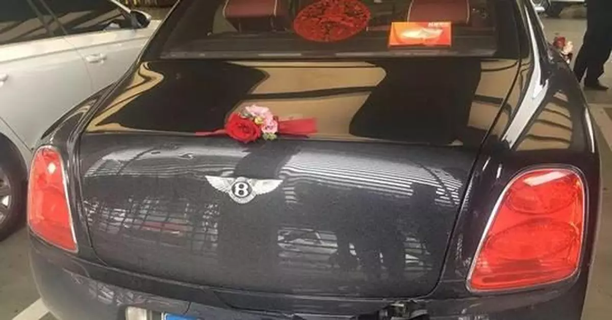 三輛迎親賓利車為避老人連環撞 總價超10000000元