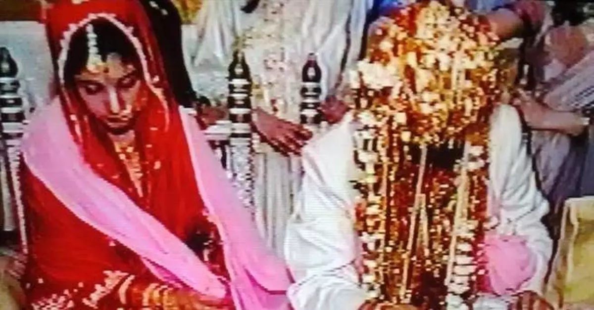 正妹被父母騙嫁智障夫 新婚夜婆婆現場指導行房