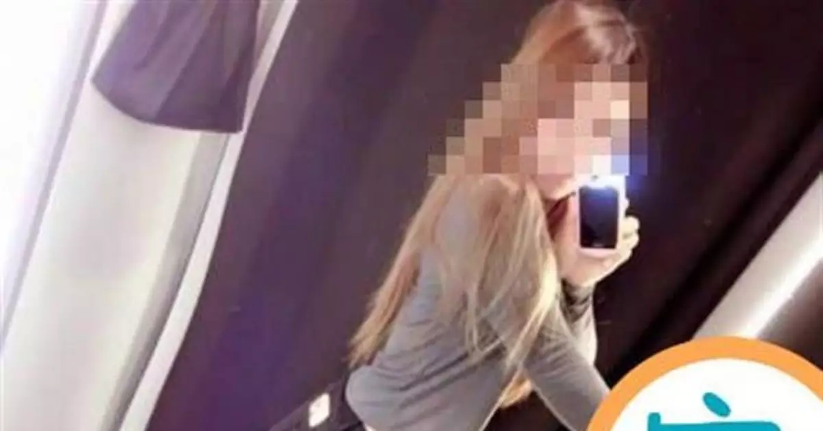 熱褲辣妹露長腿風騷自拍 網看鏡中真面目險嚇暈