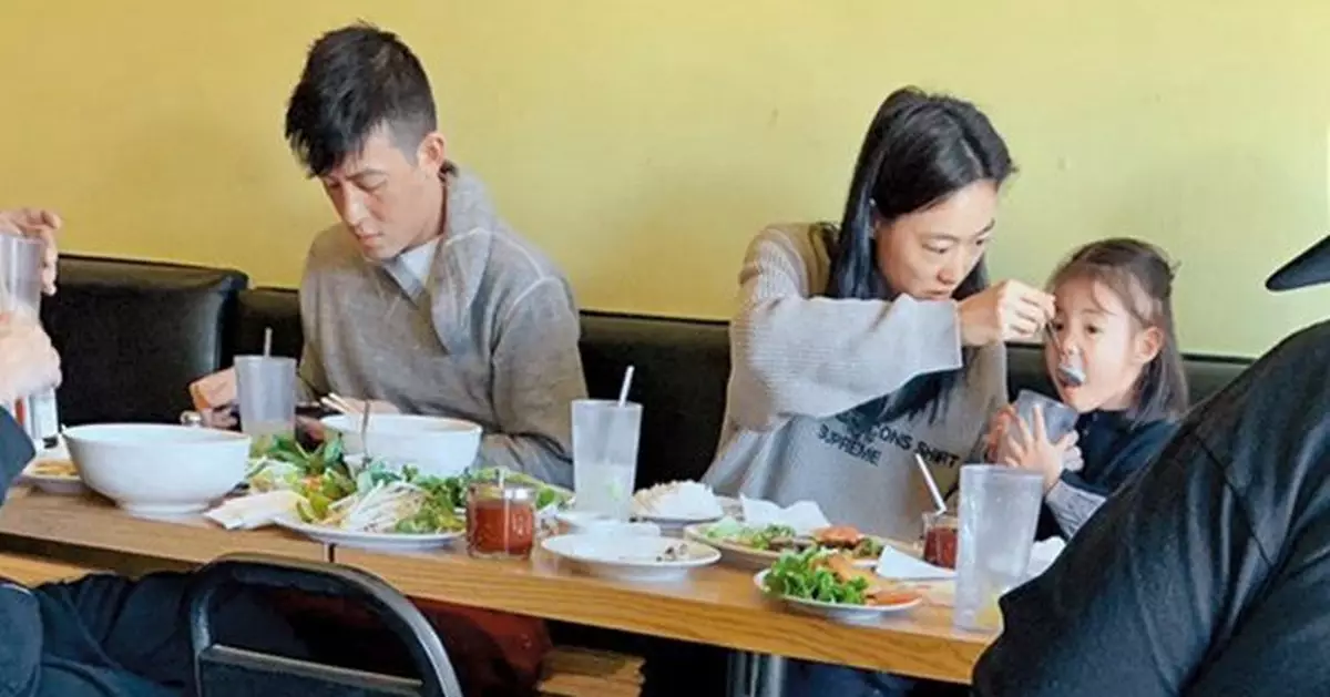 陳冠希食飯只顧打機 湊女交女友負責