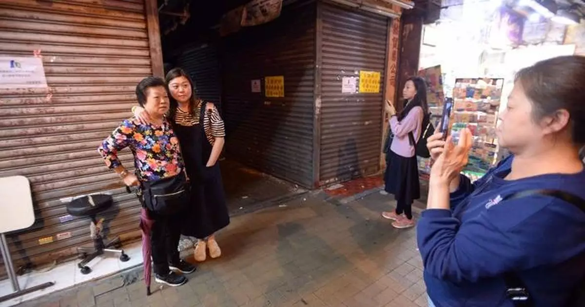 裕民坊最後一夜9成商戶交吉 街坊小販拍照留念