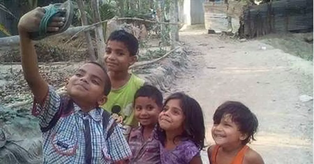 印度小孩露燦笑自拍 這一張照卻讓人眼眶泛淚