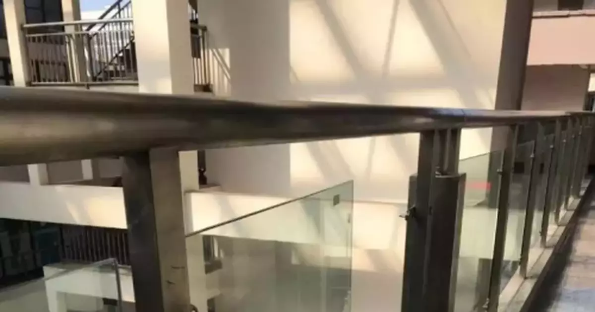 痛心！5歲男孩因倚靠這種玻璃護欄墜亡……