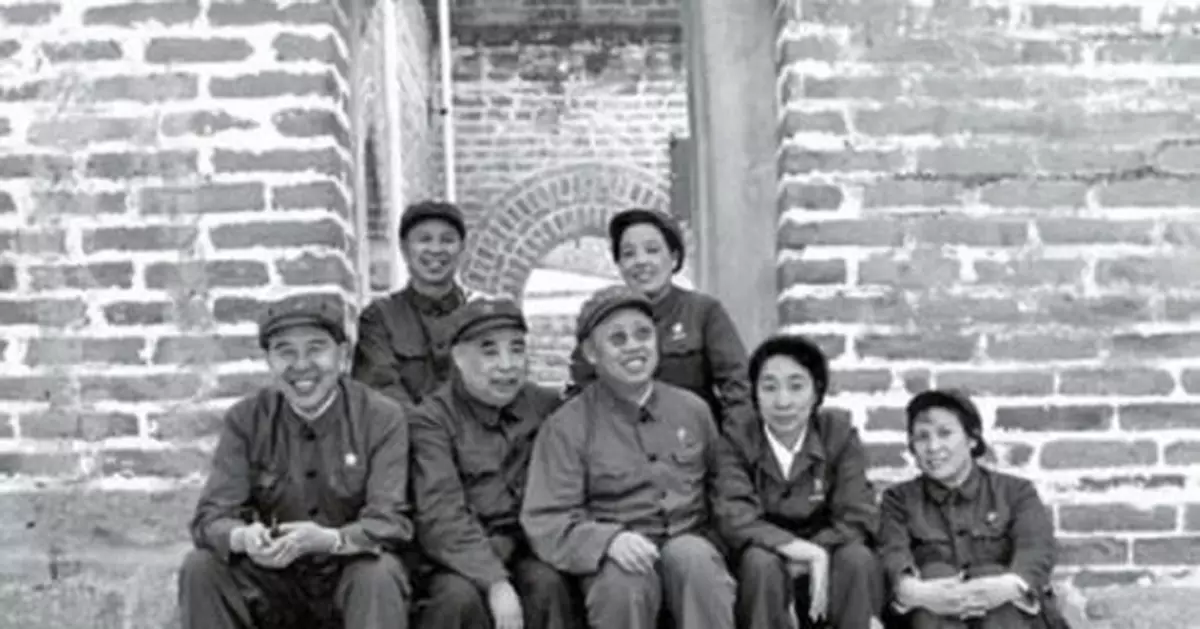 葉群給黃永勝打偷情電話：「你想我嗎？」