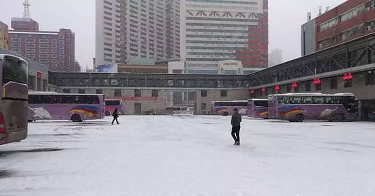 受降雪影響 鄭州長途汽車中心站停班500餘班
