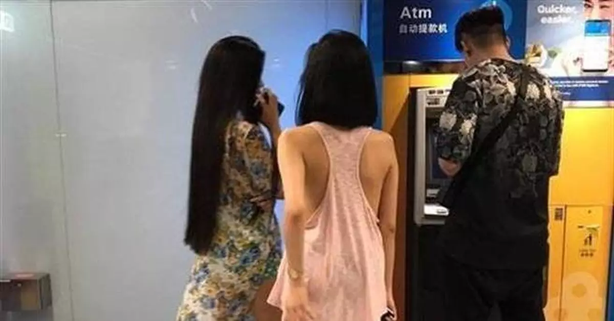 穿背心露側乳妹高清照曝光 出面為引起風波道歉