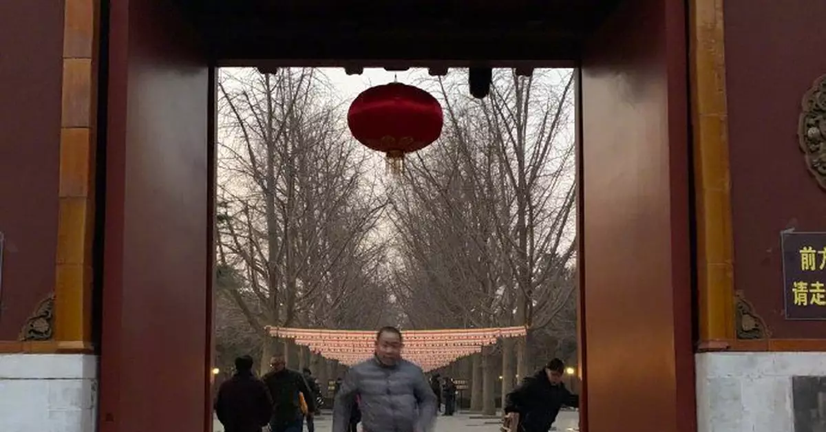 男子徹夜排隊8.5小時 搶得北京雍和宮頭柱香