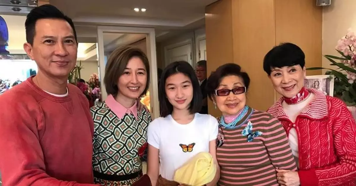 張家輝帶老婆囡囡向仙姐拜年 13歲張童愈大愈靚