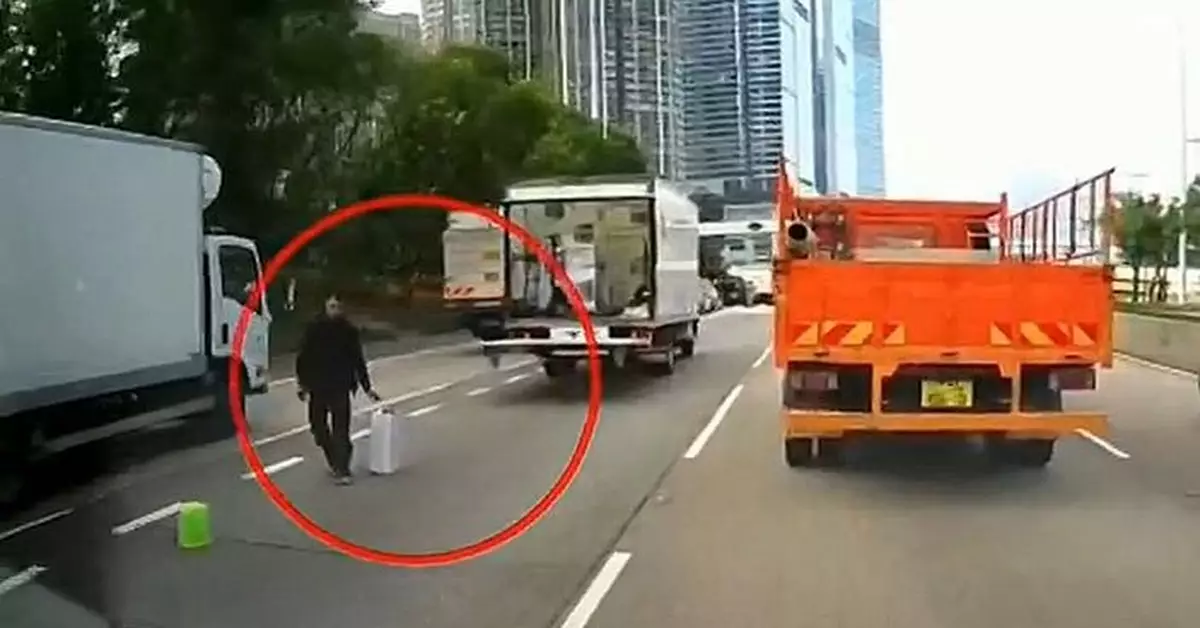 貨車司機落尾板擺貨提醒 現場留約10米煞車痕
