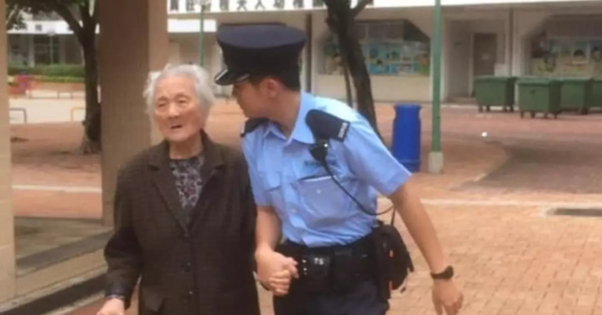 警察十指緊扣攙扶老婆婆 網民：香港都有好警察