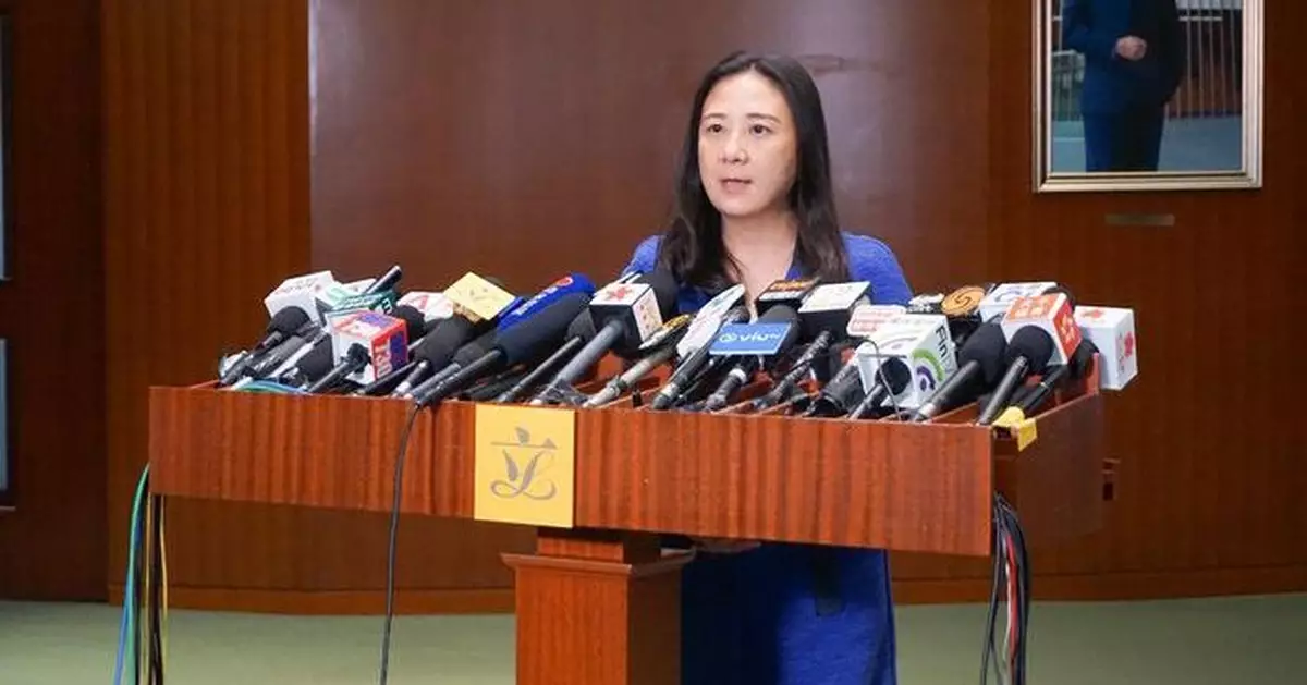 葛珮帆促以磨砂貼紙 改善九巴玻璃樓梯設計問題