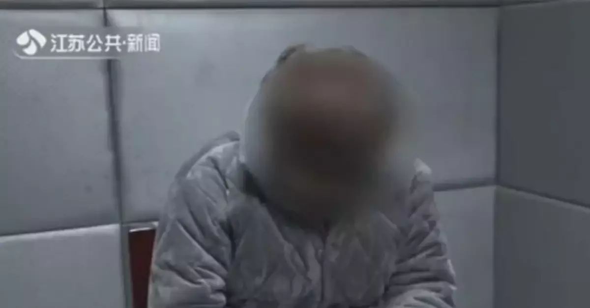 女子偷了一個包，慌亂中打開一看…嚇到頭暈想吐