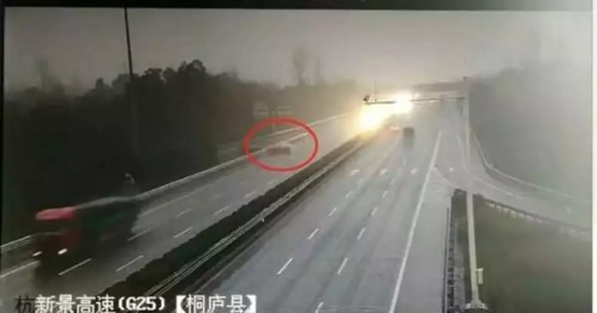 小情侶吵架搶方向盤 高速上轎車連轉幾圈沖向護欄