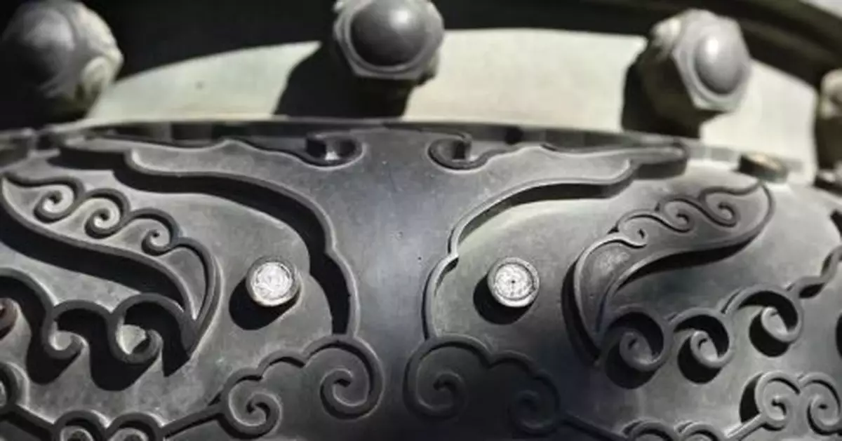 什麼素質啊！故宮古香爐浮雕被嵌入多枚硬幣