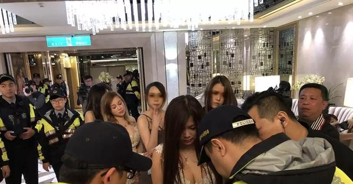 近百警員掃蕩，酒店妹頻遮掩，卻遮不住好身材