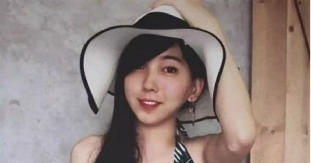 正妹曬連身泳衣 網驚：下面怎麼藏的？