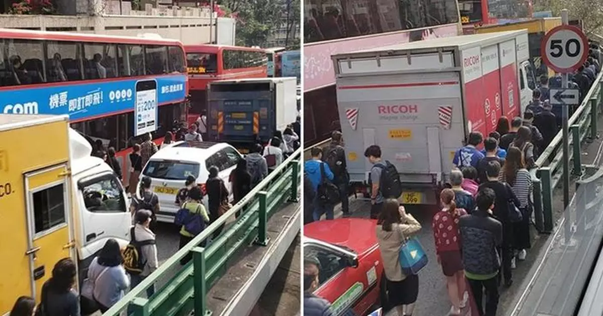 美孚新邨對出4車相撞 200人趕返工徒步落天橋　