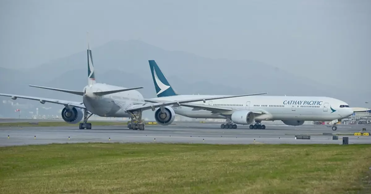 日返港班機延誤19個鐘 港客被迫瞓機場斥國泰安排差