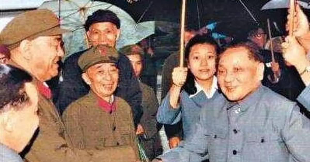 鄧小平被貶回京後的第二天，這位上將就上門送禮