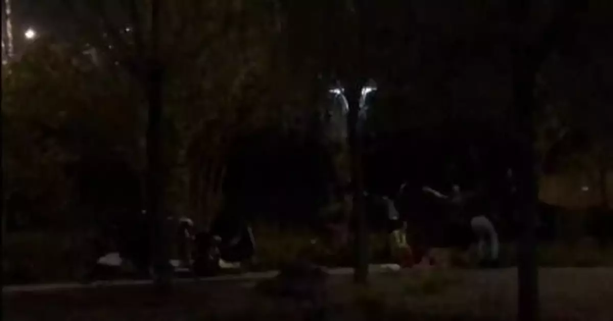 瘮得慌！深夜一群大爺大媽在樓下怪笑，竟是為了…