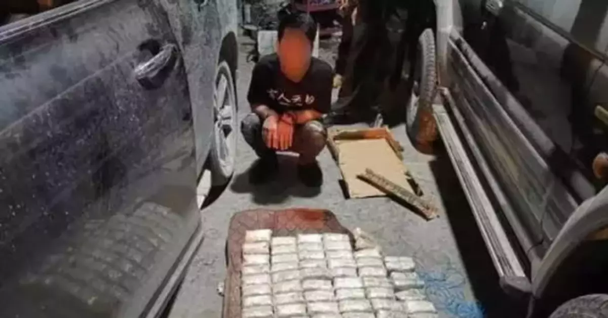 男子穿「吉人天相」短袖運毒，連人帶毒品被抓