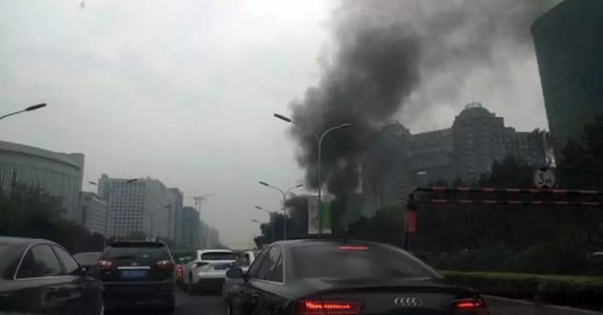 北京東二環朝陽門橋內環車輛自燃(圖)