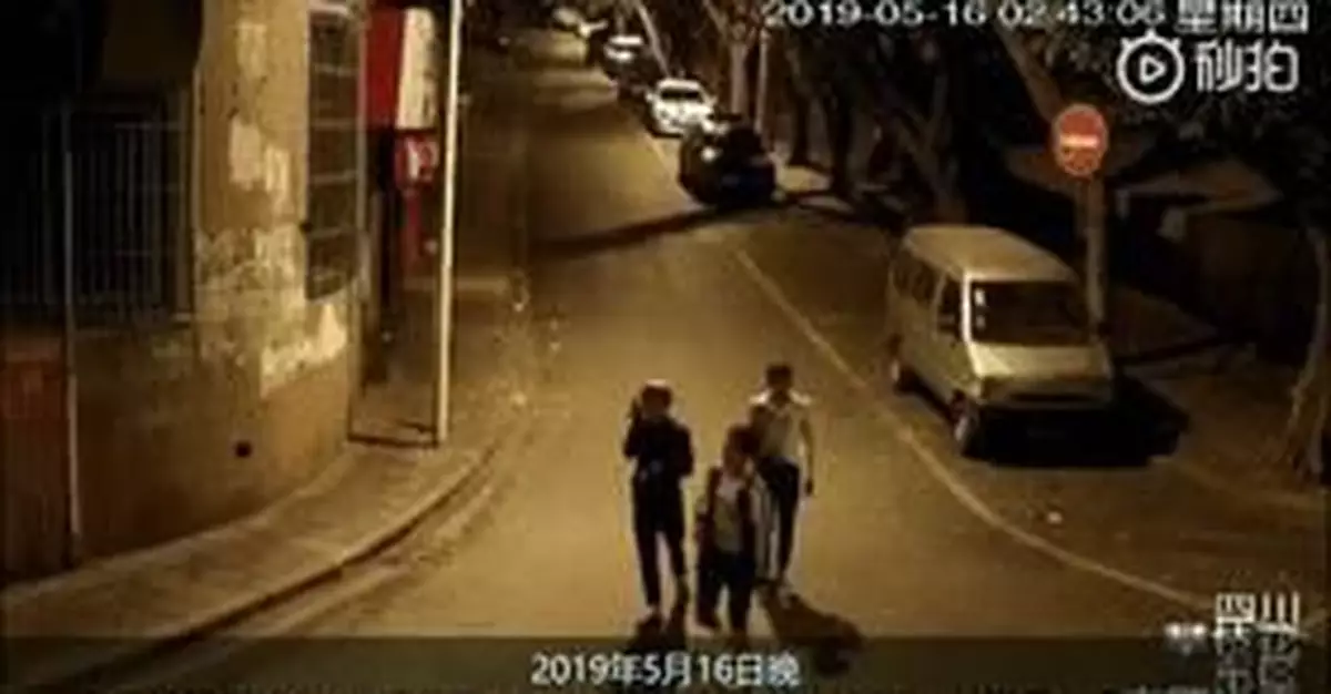 劫匪得手後，竟對監控豎起中指！警察這招回擊絕了