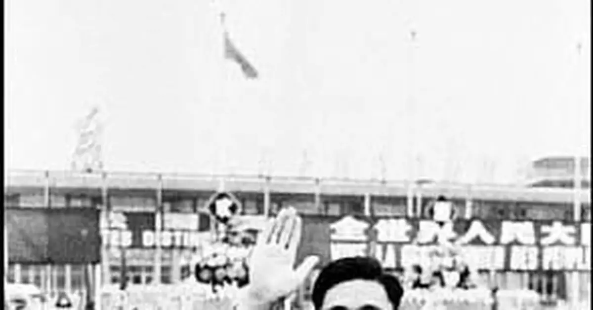 王洪文被捕時極力掙扎：企圖卡住葉劍英的脖子