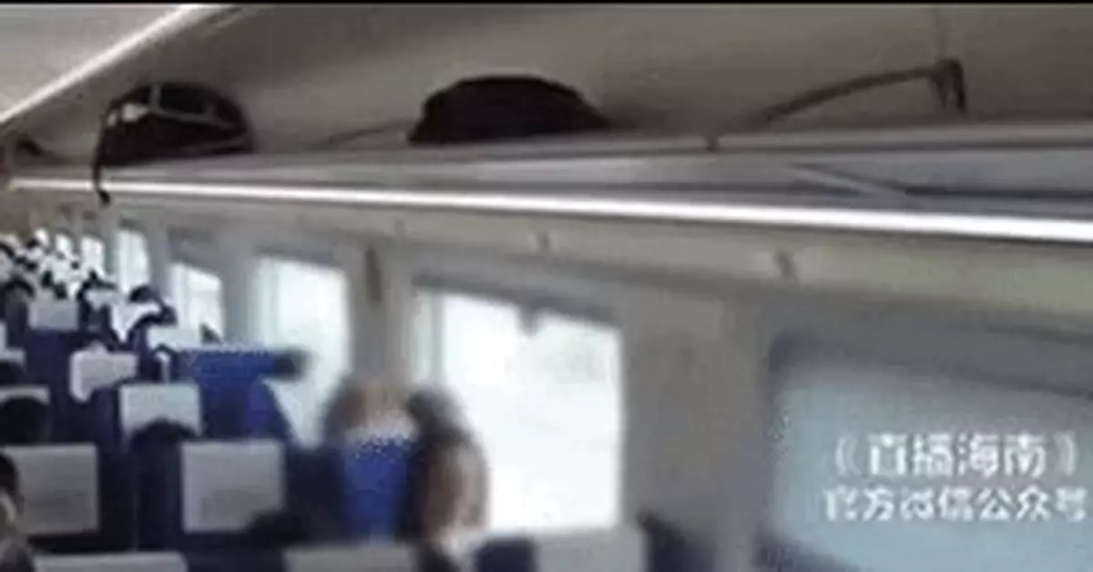 真狠!動車上水杯被碰翻,她用開水灌進對方衣領…