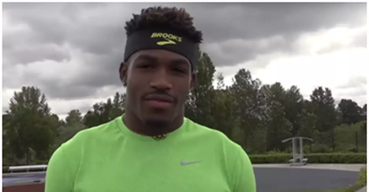 美國一大學生正跑著步，一根標槍刺穿了他的身體