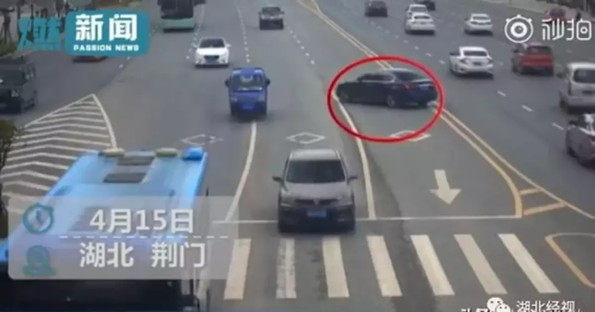 男子撞車後給交警遞煙示好，盒裏卻裝了冰毒...