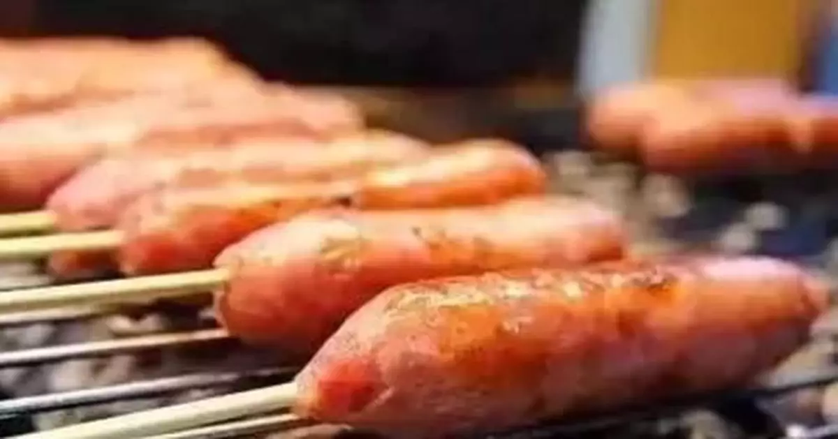 男孩吃根烤腸差點丟命！這事屢屢發生，千萬別這樣做