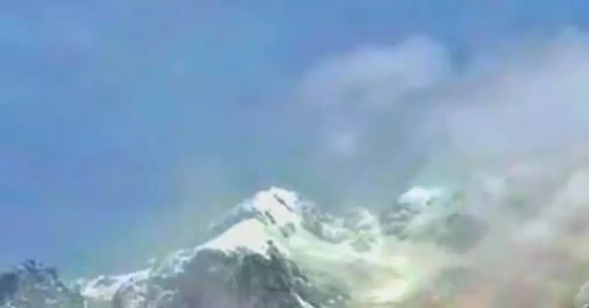 雲南玉龍雪山疑似山體崩塌 震撼視頻畫面曝光