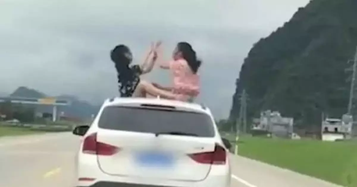 兩女孩坐寶馬車頂嬉戲！交警：去年的事也要罰！