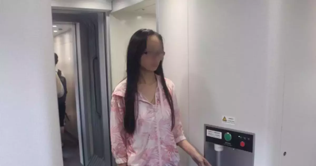 一杯開水7.7萬!女子把開水灌進前排乘客衣領,只因…