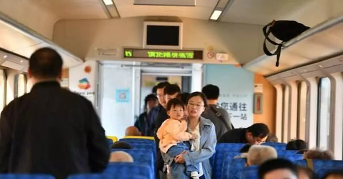 「五一」假期首日 逛世園會S2線列車上午趟趟滿員