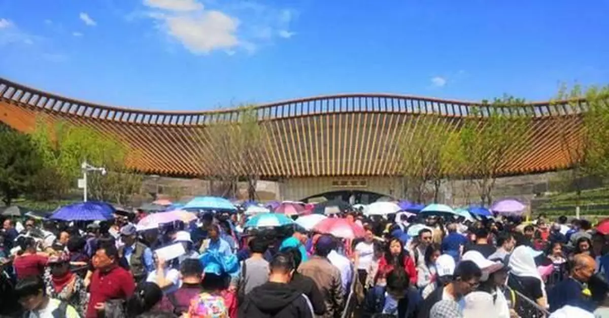 北京世園會迎高峰 中午進中國館需排隊兩小時