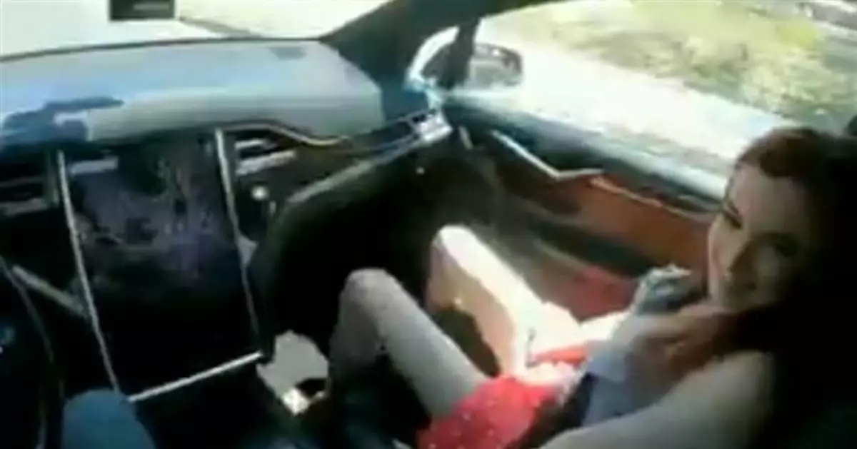 女優開自動駕駛拍激戰 影片上傳「一炮而紅」