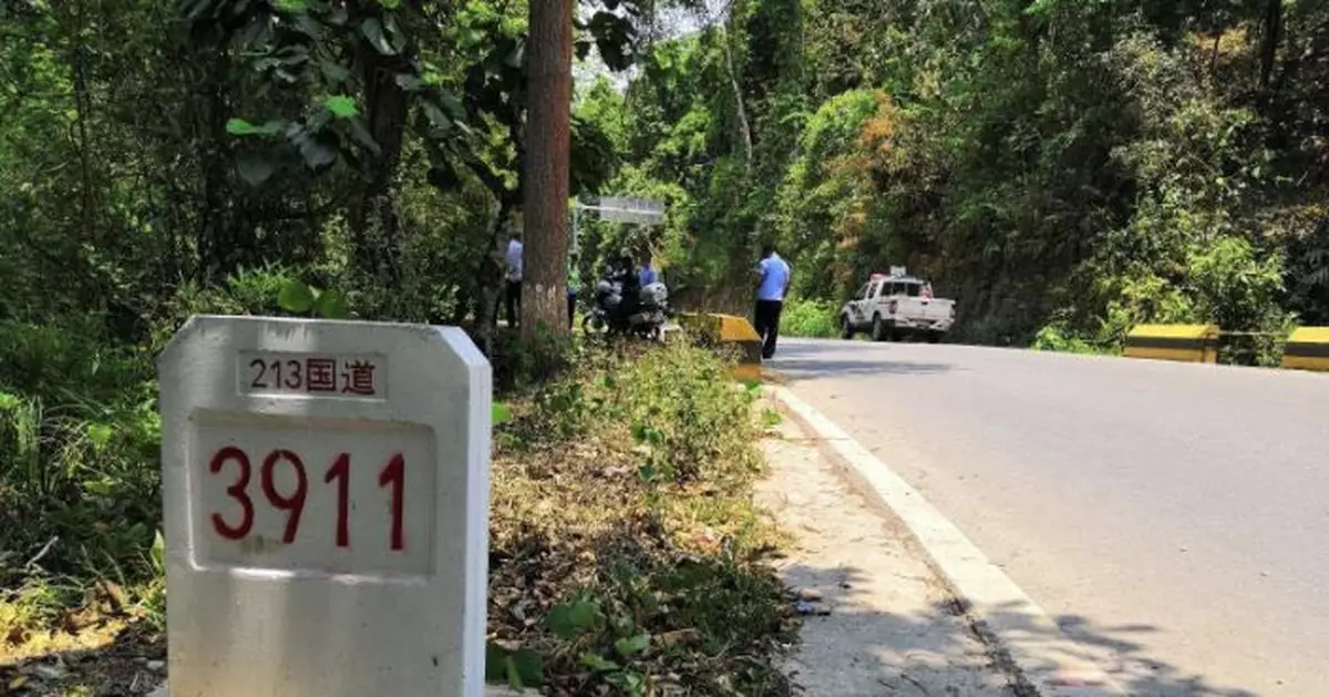 女遊客在西雙版納野象活動區下車 遭野象襲擊骨折