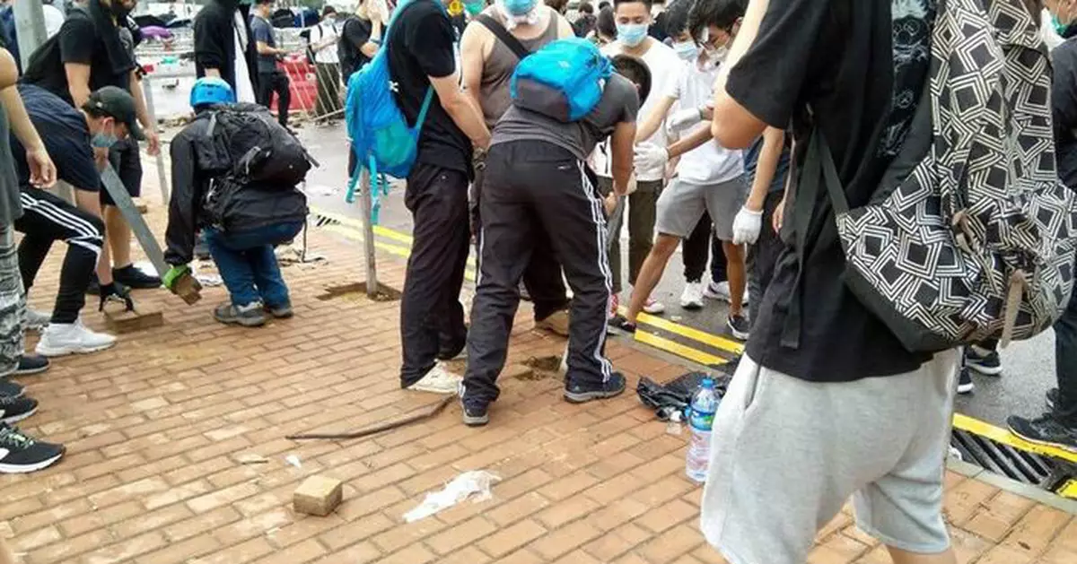 有示威者掘地上磚塊 警方警告勿擲