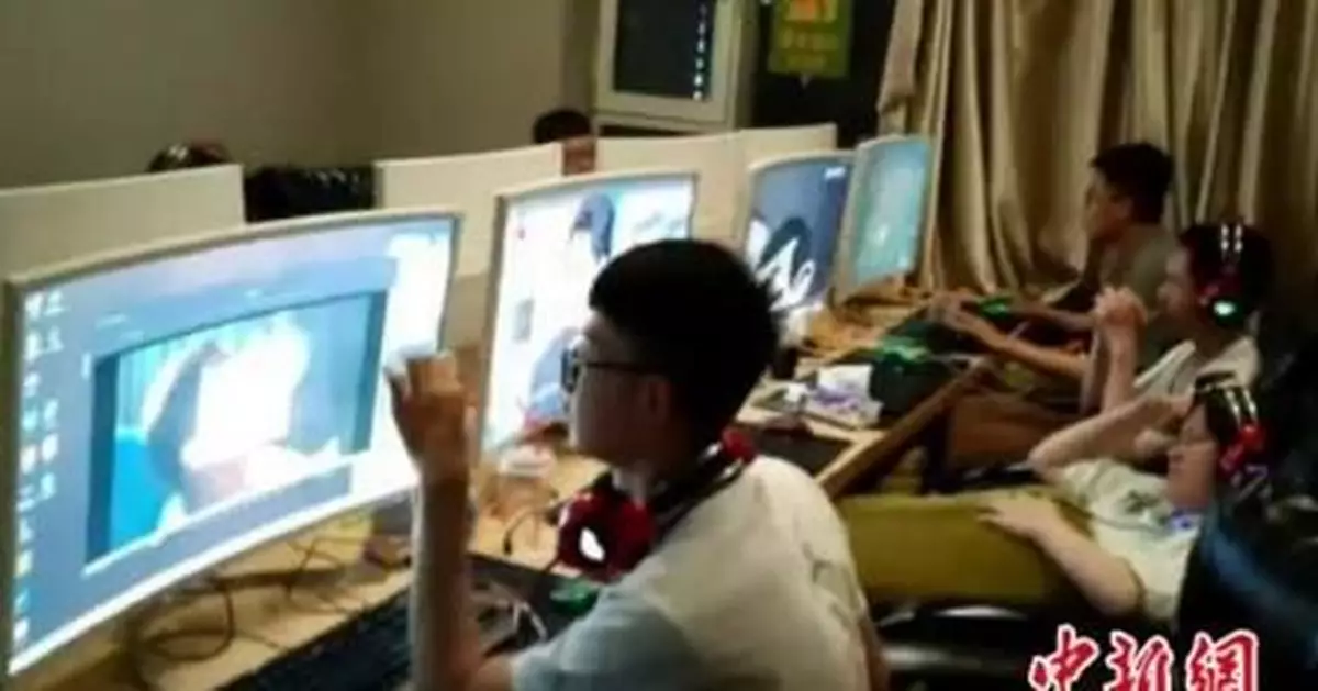 高考後班主任包網吧帶全班通宵打遊戲，網友吵翻了