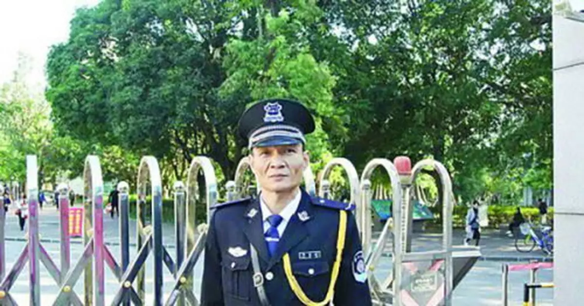 51歲廈大保安5年通過40多門考試 將獲學士學位