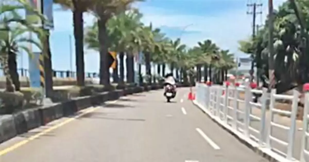 馬尾妹露圓臀穿小丁丁 老司機一路護送