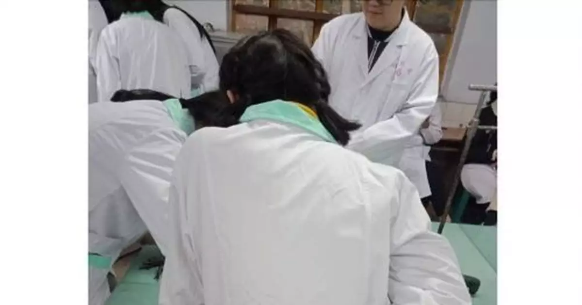 學醫的女生帥炸！霸氣背殺照掀暴動