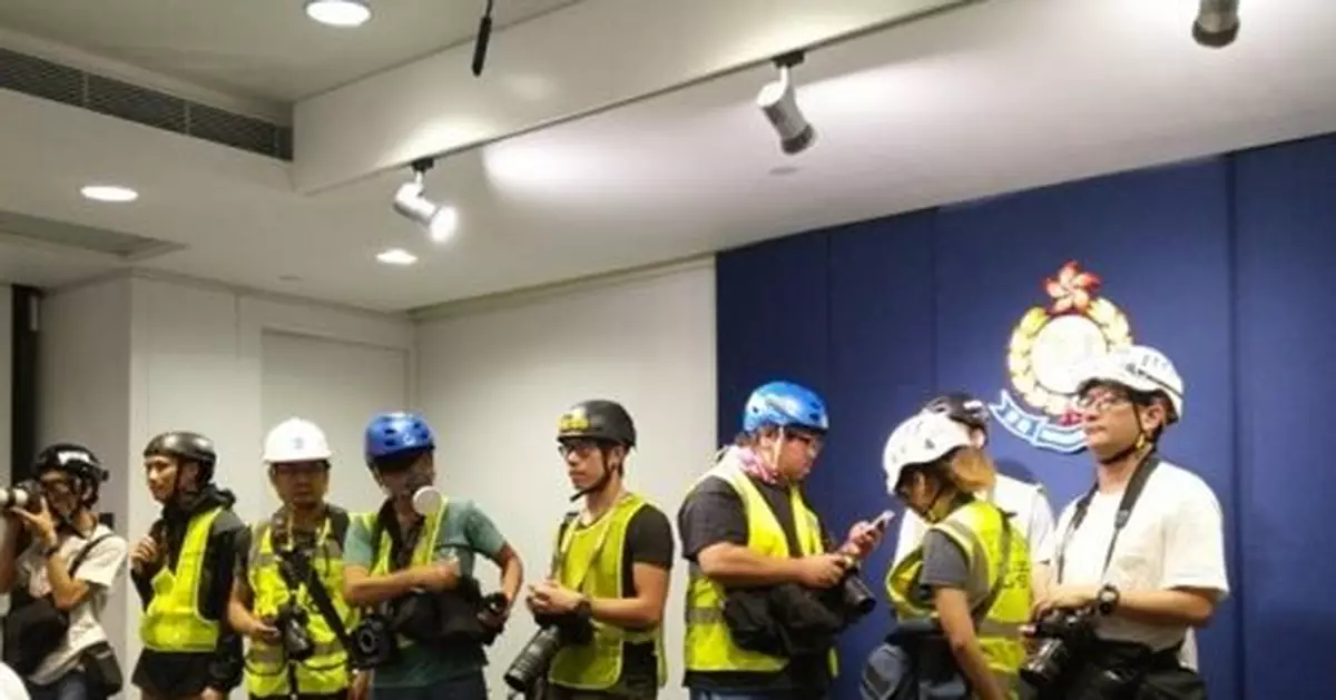 記者戴頭盔出席一哥記者會 抗議警方阻採訪