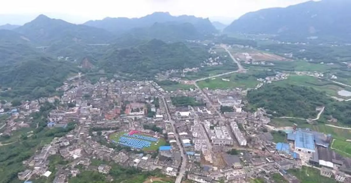 四川長寧通往震中的7條主要農村道路已搶通