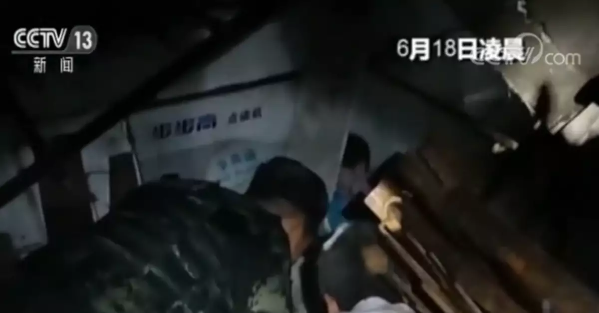 武警從地震廢墟里把她抱出來的一刻 她哇地哭了